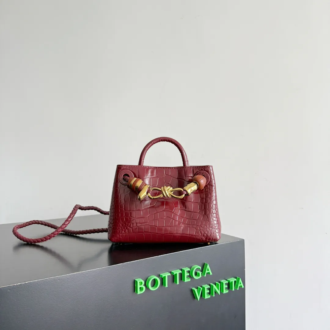 Batch 2880 BOTTEGA VENETA crocodile leather mini andiamo is paired with a four-piece oak hardware set, making the entire bag more layered. As a classic model of the BV family, each innovation brings different surprises to fans. There are three ways to carry it with different makeup. Crocodile skin is called the gold in leather and is famous for its top luxury and rarity. During use, the luster of the crocodile skin will not fade or fade with time. No matter how long it is used, it will still remain new. And because each crocodile skin is different, the effect of each crocodile leather bag is different. Style number: 777614+wood hardware Size: 22*15.5*9cm